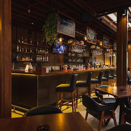 Ja Ocean View Hotel, Jumeirah Beach Dubai Exterior foto The bar at the 2018 edition of the World Gourmet Summit