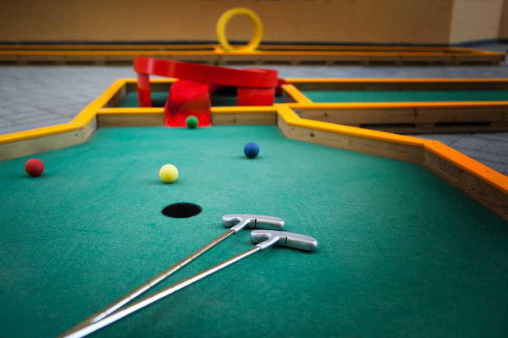 Ja Ocean View Hotel, Jumeirah Beach Dubai Exterior foto A miniature golf hole