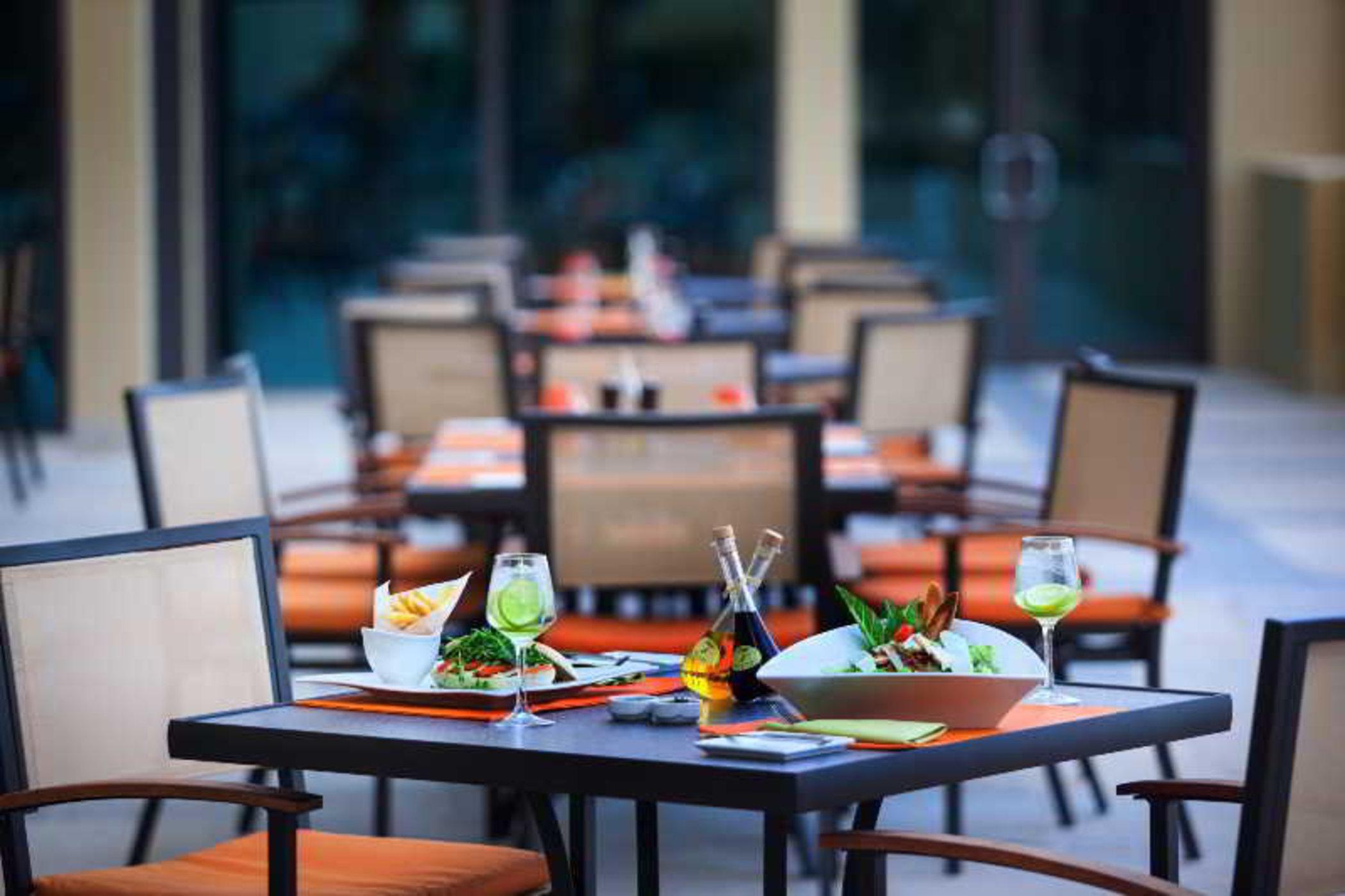 Ja Ocean View Hotel, Jumeirah Beach Dubai Exterior foto The restaurant at the hotel