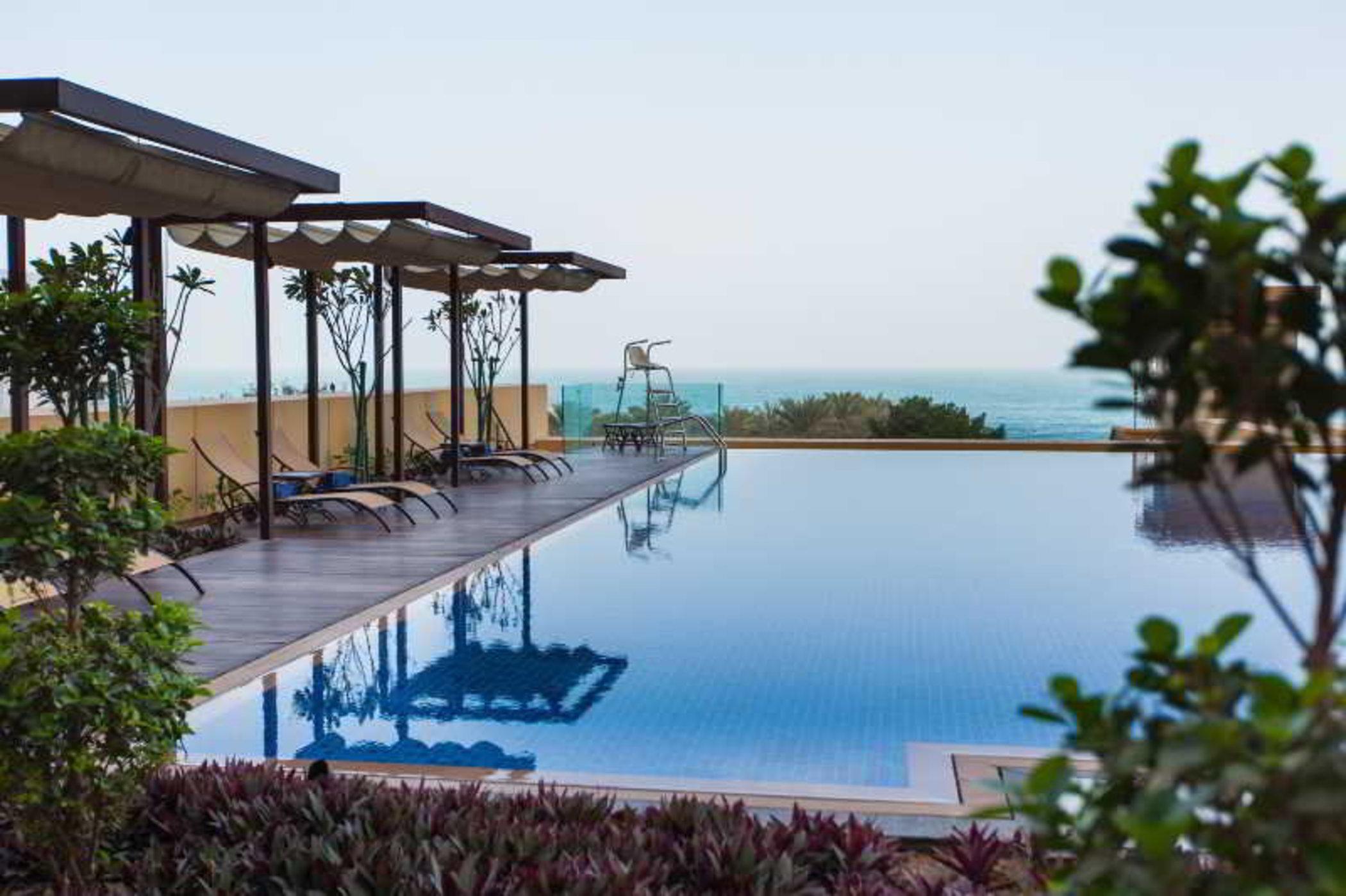 Ja Ocean View Hotel, Jumeirah Beach Dubai Exterior foto Infinity pool at the rooftop
