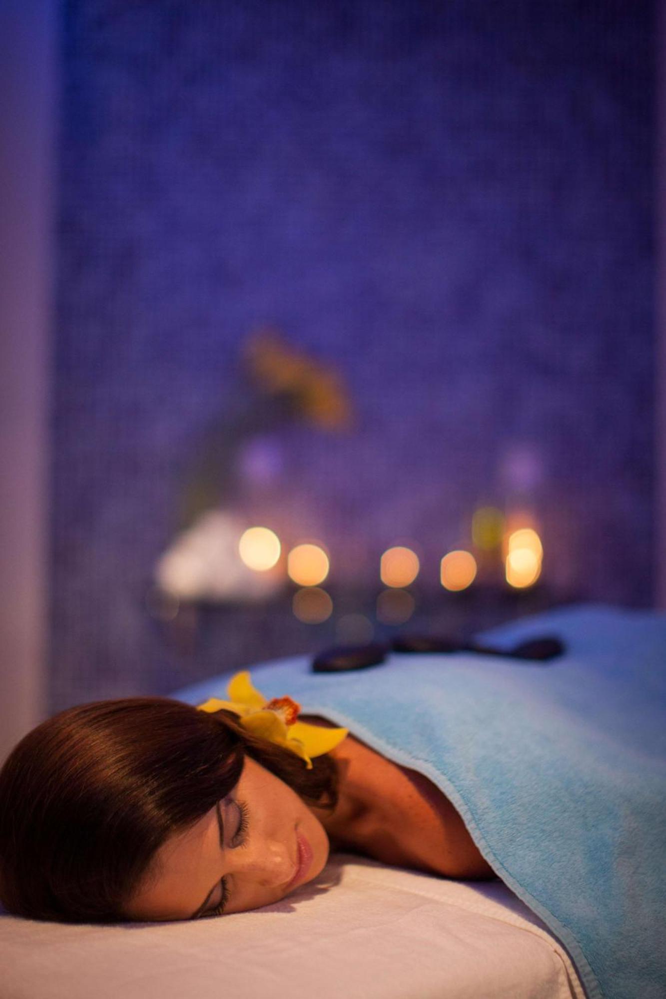 Ja Ocean View Hotel, Jumeirah Beach Dubai Exterior foto A candlelight service at the 2011 World Congress of Laryngology and Rhinology