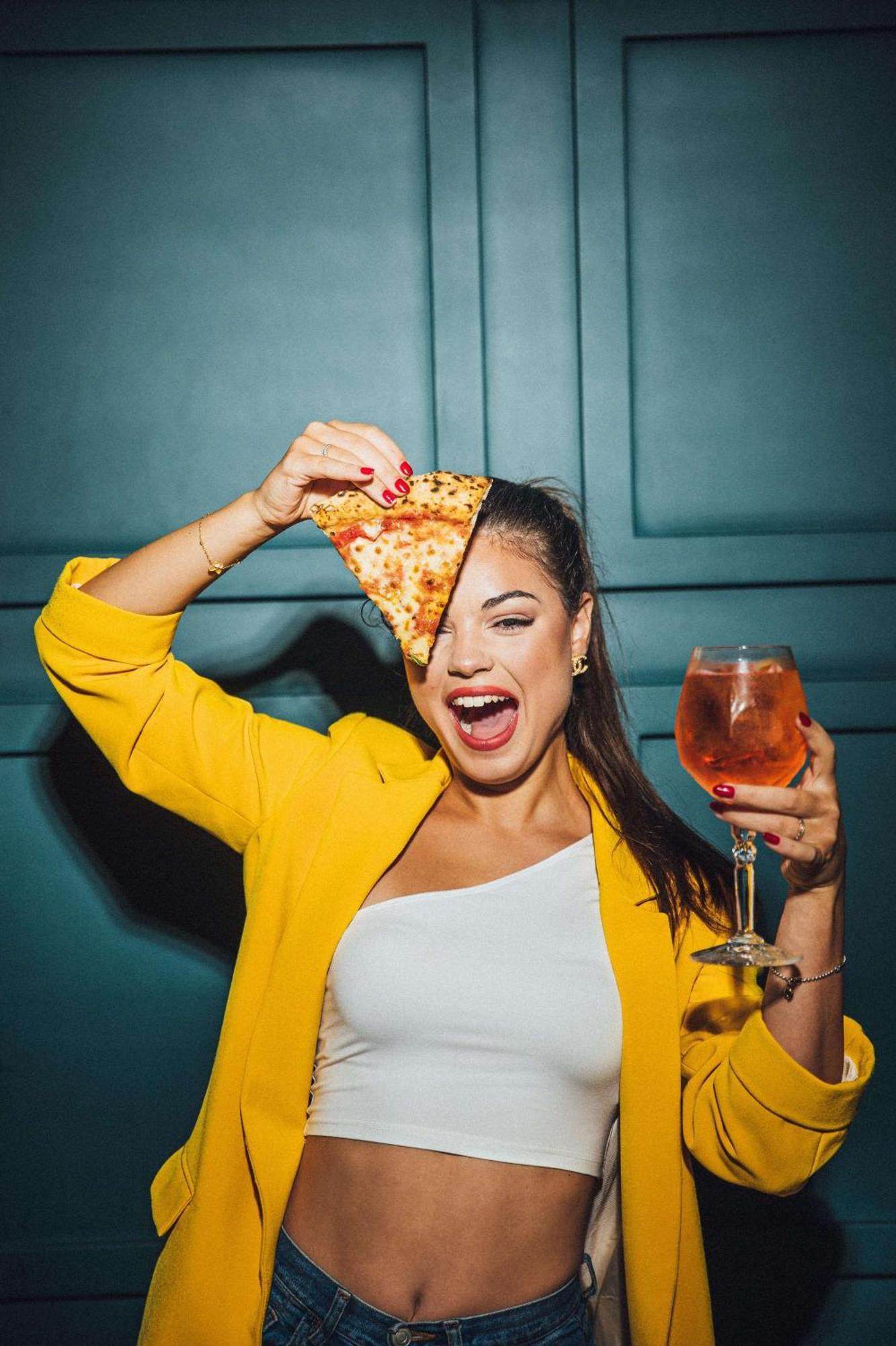 Ja Ocean View Hotel, Jumeirah Beach Dubai Exterior foto A woman holding a slice of pizza