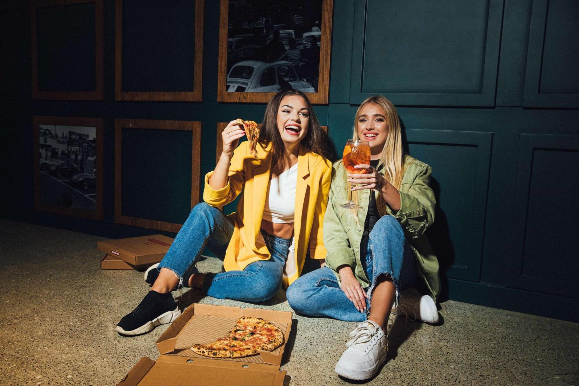 Ja Ocean View Hotel, Jumeirah Beach Dubai Exterior foto Two women eating pizza