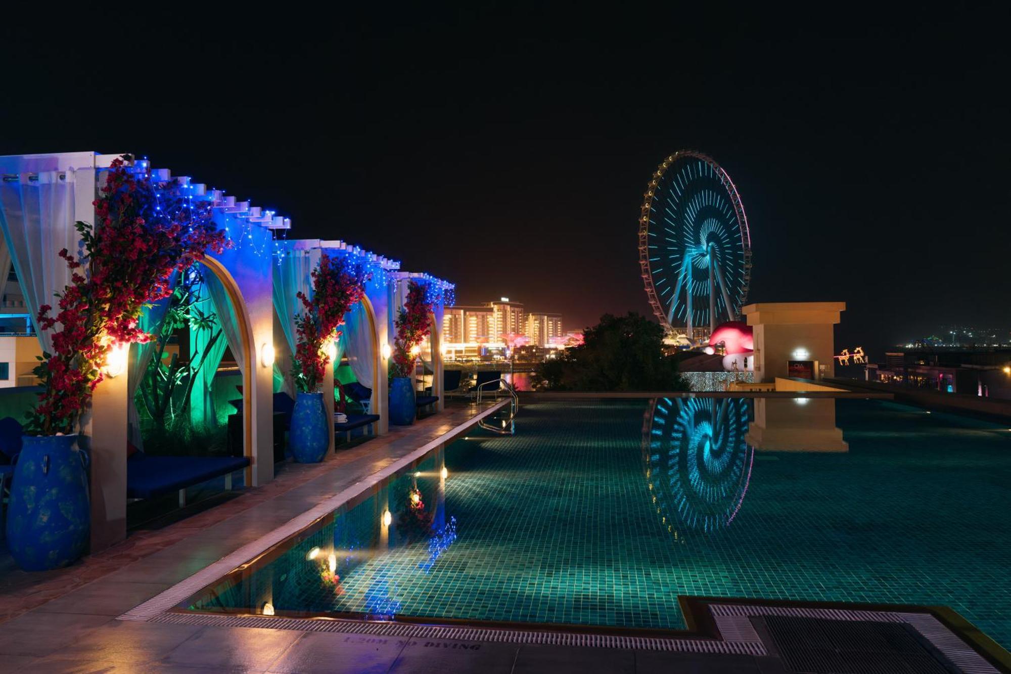 Ja Ocean View Hotel, Jumeirah Beach Dubai Exterior foto View of the Eye of the Emirates at the Yas Viceroy Abu Dhabi