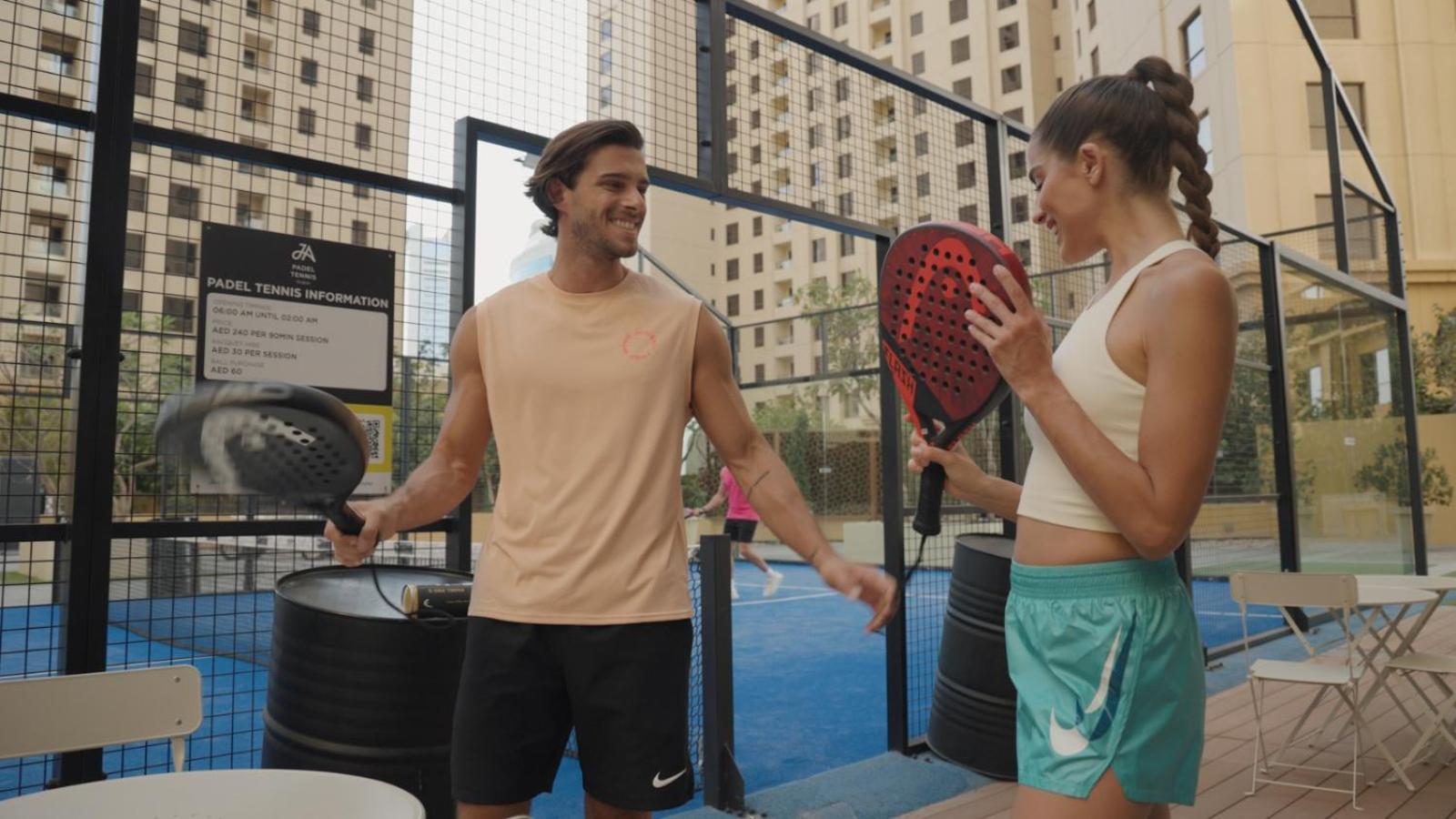 Ja Ocean View Hotel, Jumeirah Beach Dubai Exterior foto A paddle tennis player